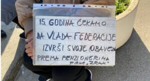 Penzioneri Zrak-a protestovali ispred zgrade Vlade FBiH