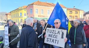 Penzioneri na protestu u Tuzli zatražili povećanje penzija