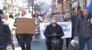 Održan protest penzionera u Tuzli zbog niskih penzija