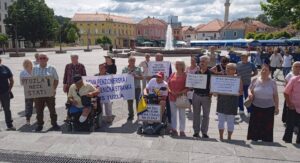 Protest penzionera u Tuzli: Hljeb i lijekove kupujemo na veresiju