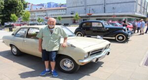 Penzioner Boško (88) pola vijeka za volanom starog opela