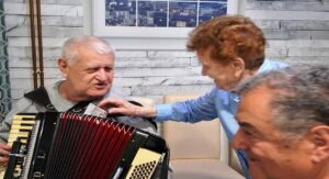 Slijepi muzičar svira 24 instrumenta i redovno zabavlja penzionere