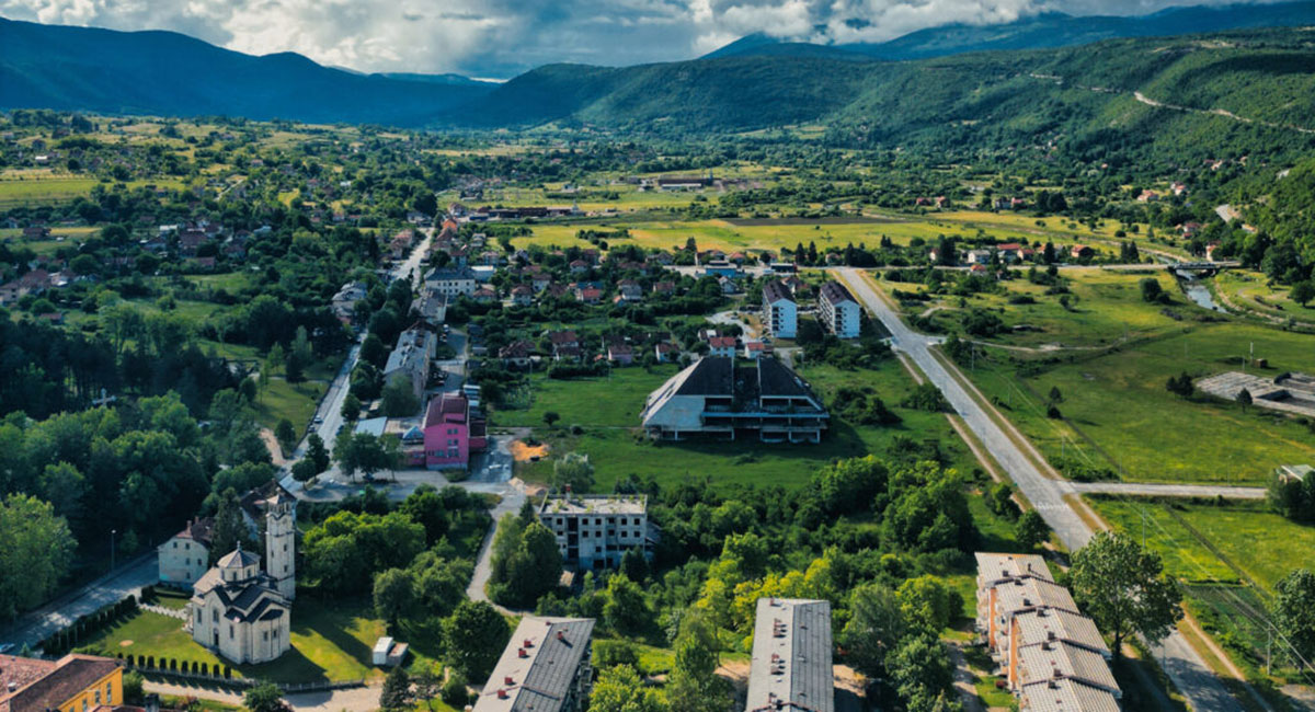 Nekad Titov, danas samo Drvar: Poznat po drenjini i pećini (FOTO)