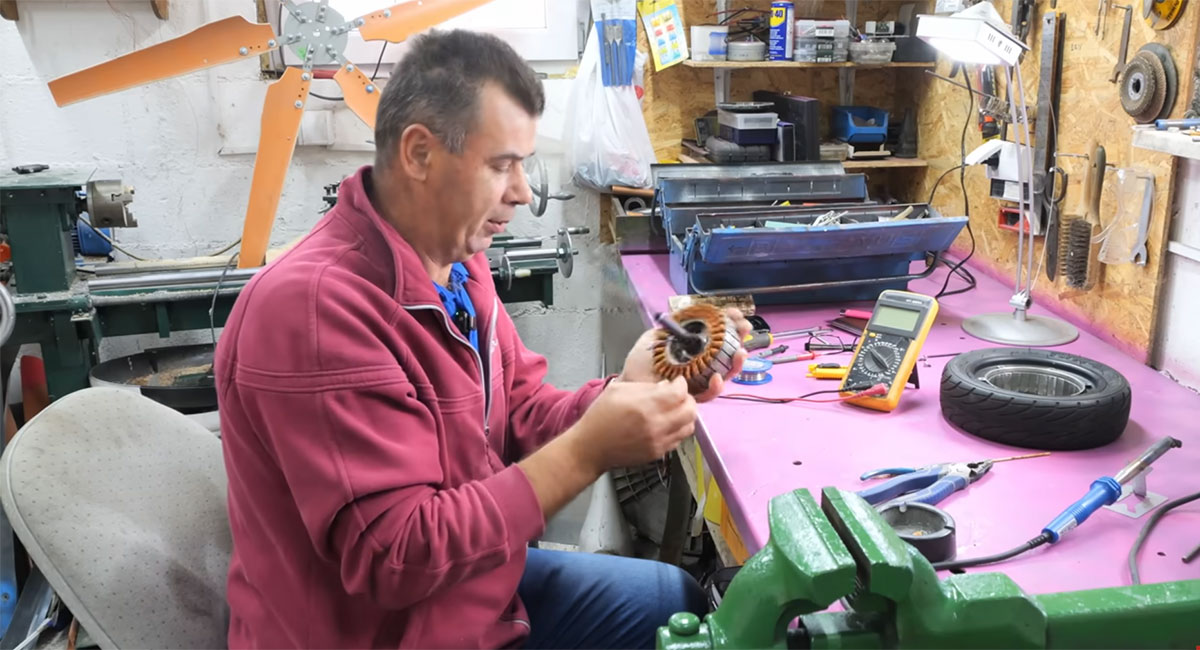 Mirnes u svojoj garaži pokazuje kako pravi struju