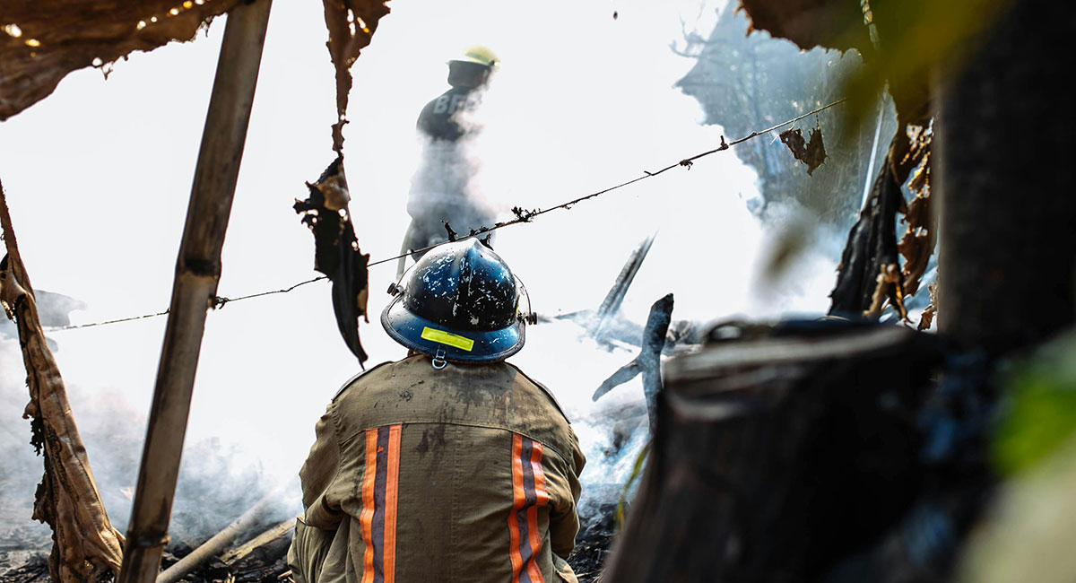 Vatrogasac odmara nakon što je lokalizovao požar