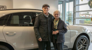 Njemu su 92, njoj 94 i sada su kupili prvi Porsche (FOTO)