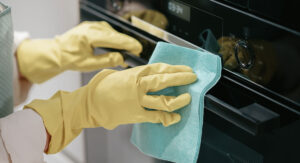 Tableta za suđe čisti rerenu, i to bez ribanja