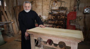 Penzionerski mir našao u radionici: Drvetu udahnjuje život