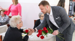 Gradonačelnik Banjaluke za 8. mart postjetio Dom penzionera