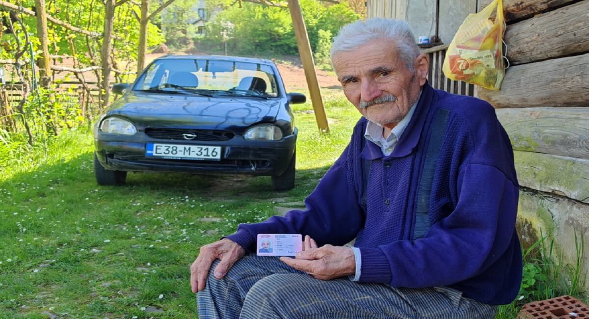 Stogodišnjak vozi automobil