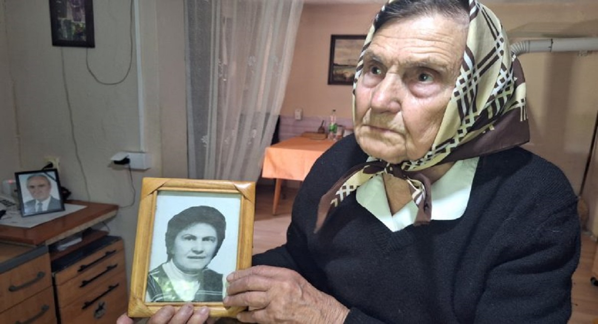 Baba Anđa u ruci drži fotografiju