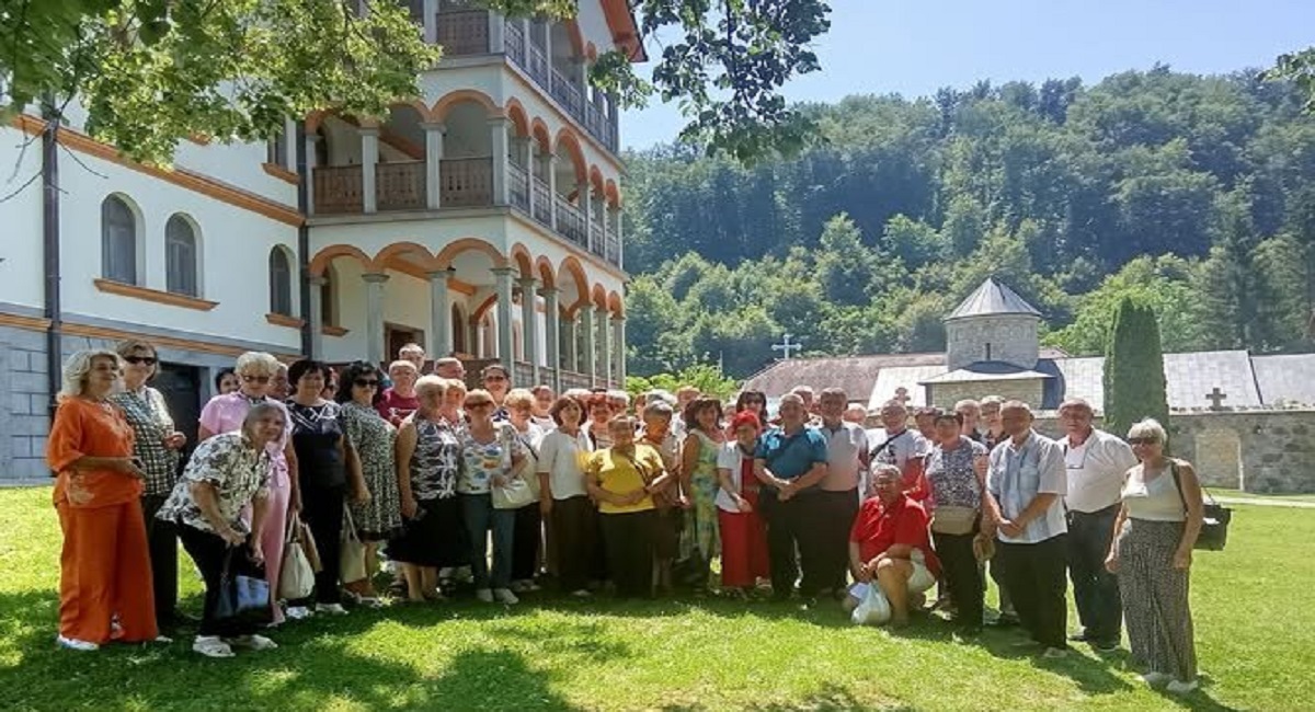 penzioneri doboja na izletu u Gomionici