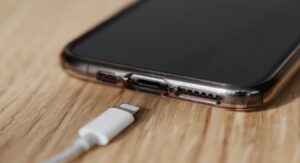 Telefon se sporo puni: Razlog je u kablu, ne u punjaču