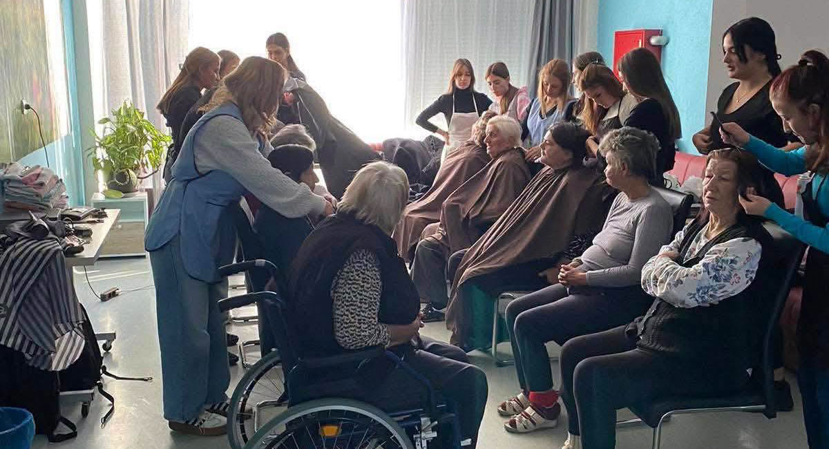 Učenici u Kotor Varoši besplatno šišali penzionere